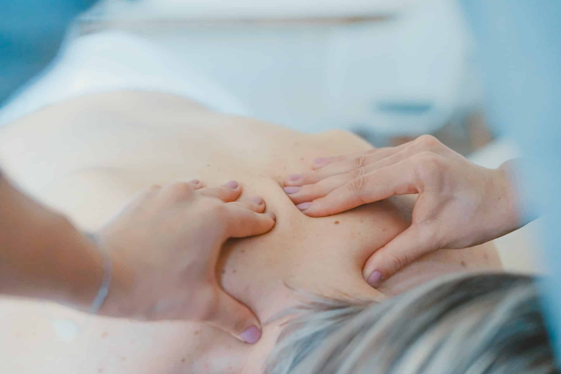 Massage sur le dos d'une femme